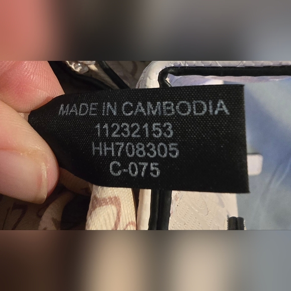 Guess Medium Satchel Purse - Picture 5 of 11